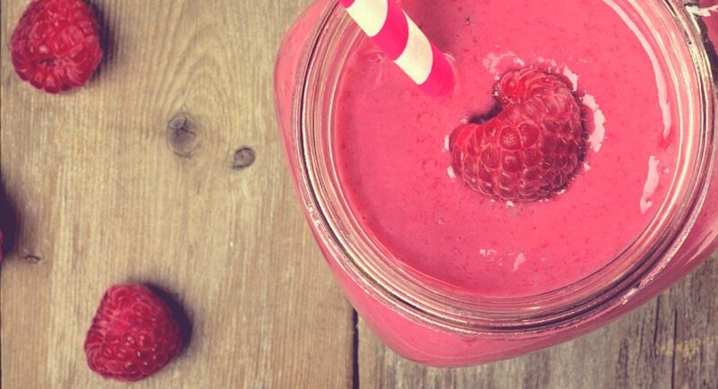 Recept na jogurtové smoothie pro děti z malin a banánů